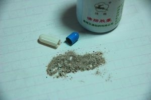 打開(kāi)一看，膠囊里的顆粒疑似胡椒粉。